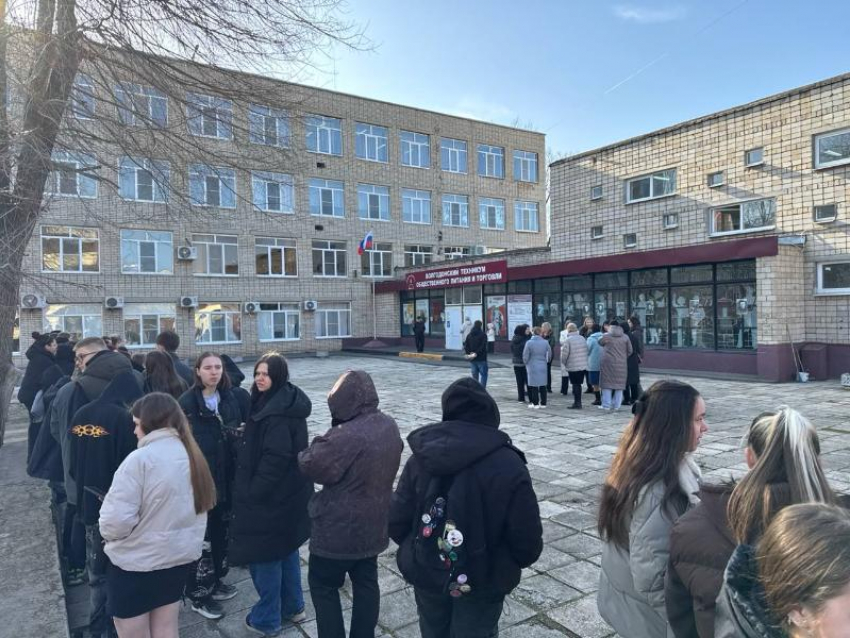 «Заминировали кабинет»: в Волгодонске экстренно эвакуировали студентов из техникума 