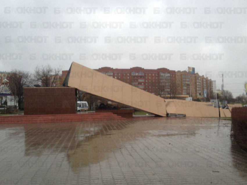 «Нет денег - нет и памятника»: год прошел с того дня как ураганный ветер в Волгодонске снес стелу строителям