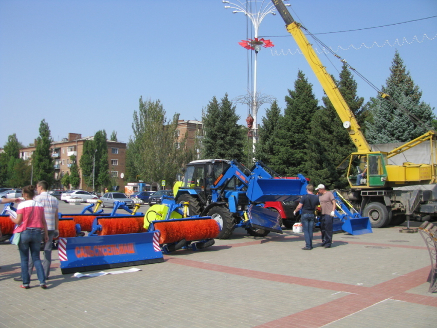 На площадь Победы в Волгодонске свозят экспонаты выставки строительно-дорожной техники и городского транспорта