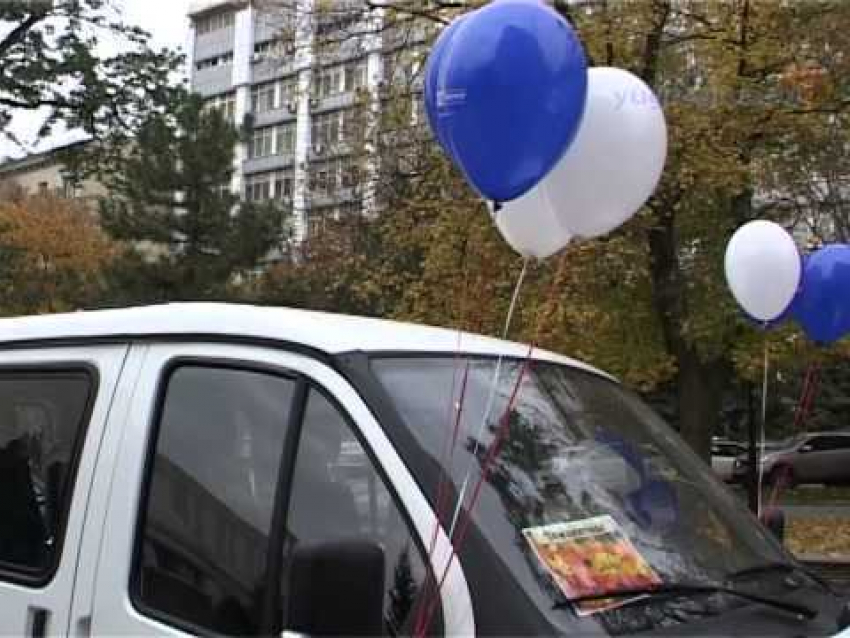 Многодетная семья из Волгодонска получит от губернатора новенький микроавтобус