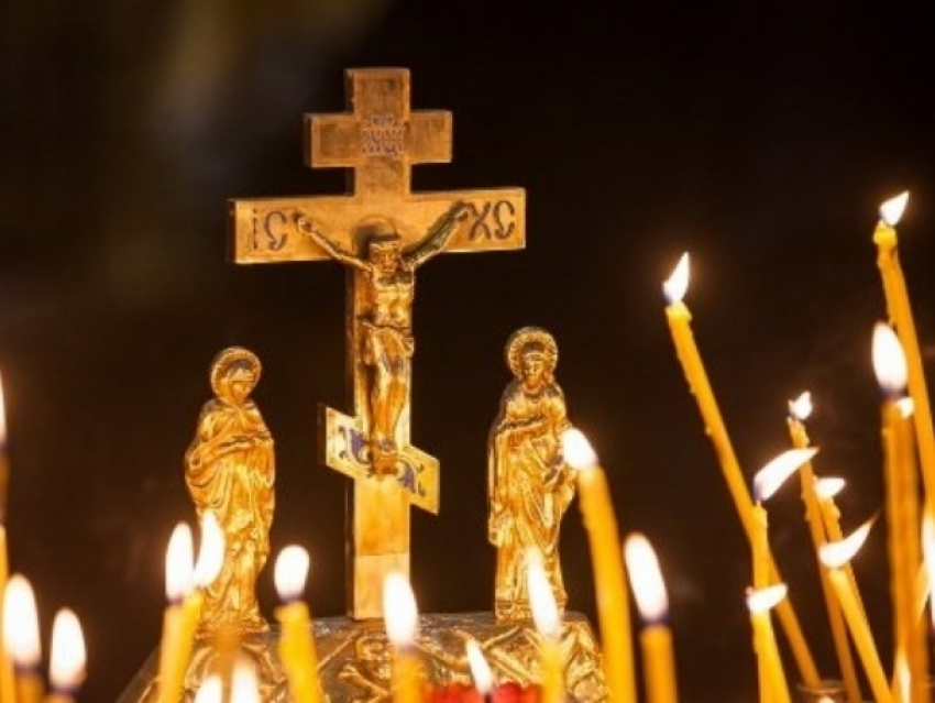 Во всех православных храмах Волгодонска сегодня прошли заупокойные богослужения по погибшим в Кемерово