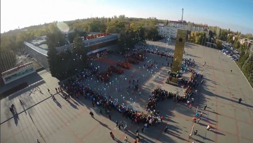 Потрясающе красивое видео: съемки флешмоба «Дети за мир» в Волгодонске с высоты птичьего полета