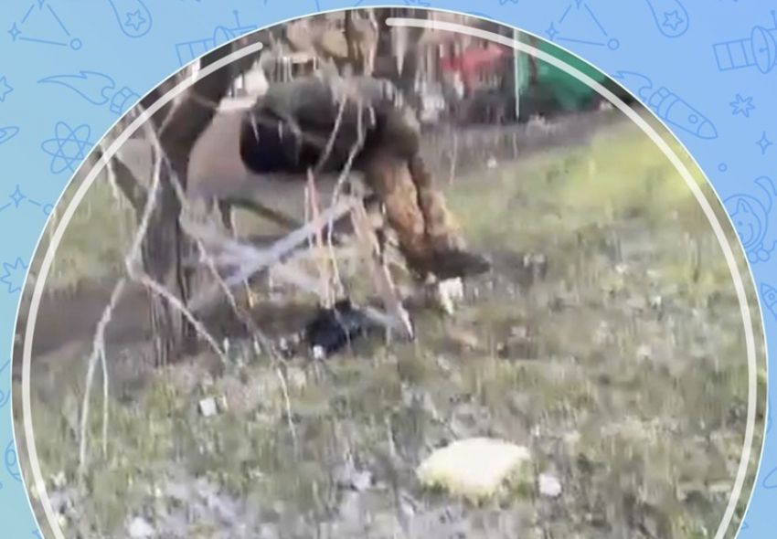 Сидящего за уличным столом мертвого мужчину обнаружили рядом с площадью Победы в Волгодонске