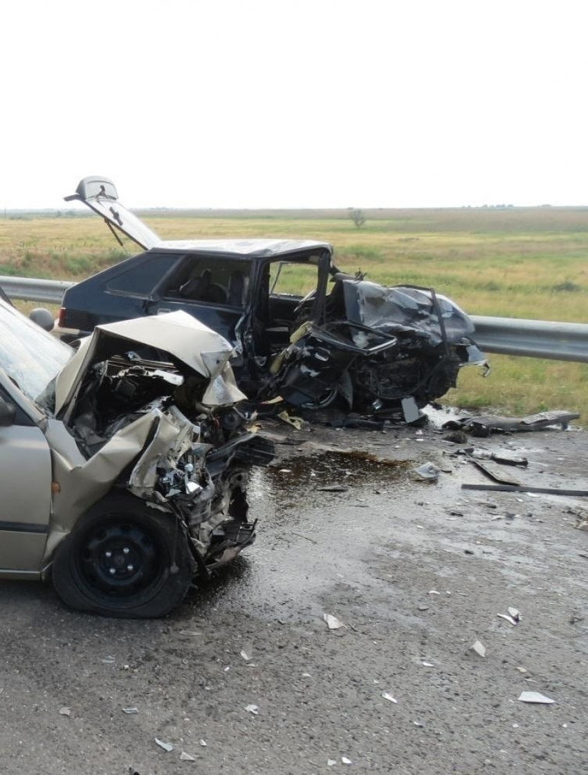 На трассе «Ростов - Волгодонск»  произошло страшное ДТП - лоб в лоб столкнулись два автомобиля
