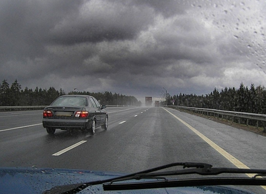 Водителей Волгодонска и ближайших районов предупреждают о риске возникновения ДТП в связи с ухудшением погоды
