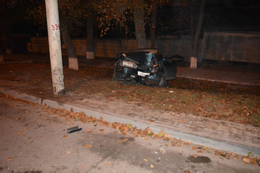 В Волгодонске водитель «десятки» слетел с дороги и врезался в столб