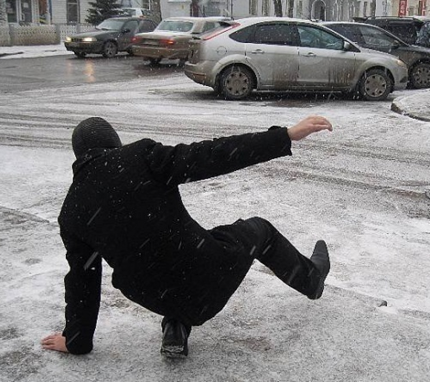 В Волгодонске пешеходы-нарушители пожаловались в ГИБДД на занесенные снегом дорожки
