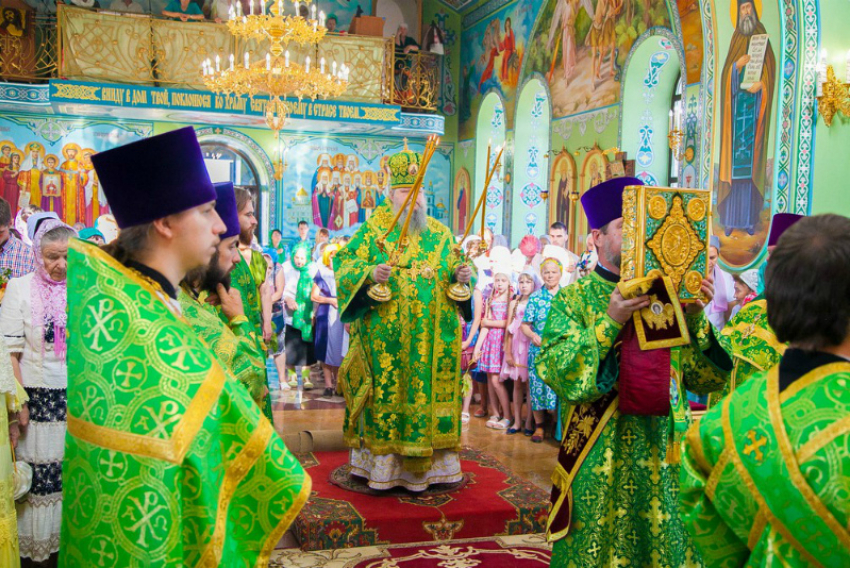 В день Святой Троицы в храмах Волгодонска состоялись праздничные службы 