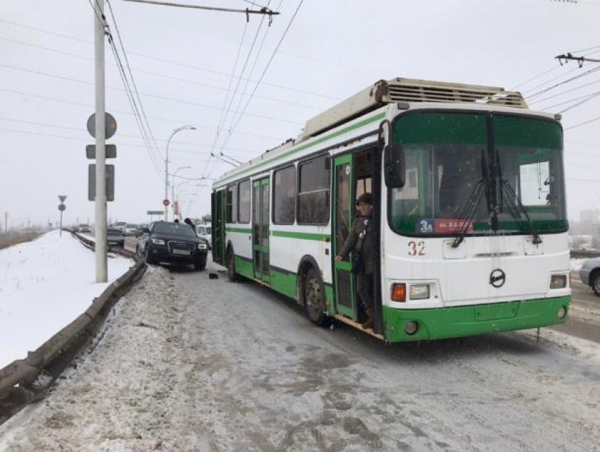 Элитная «Ауди» не поделила дорогу с троллейбусом на Путепроводе в Волгодонске