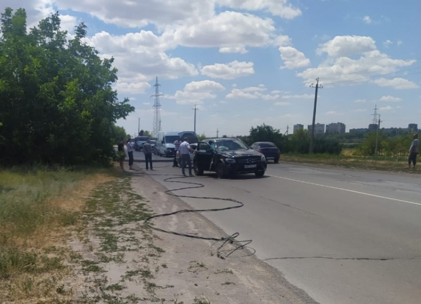 «Мерседес» снес столб из-за объезжающего яму автомобиля на Набережной