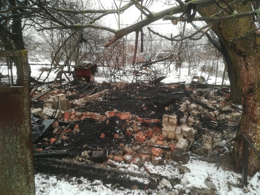 В Волгодонске ночью сгорела дача в садоводстве
