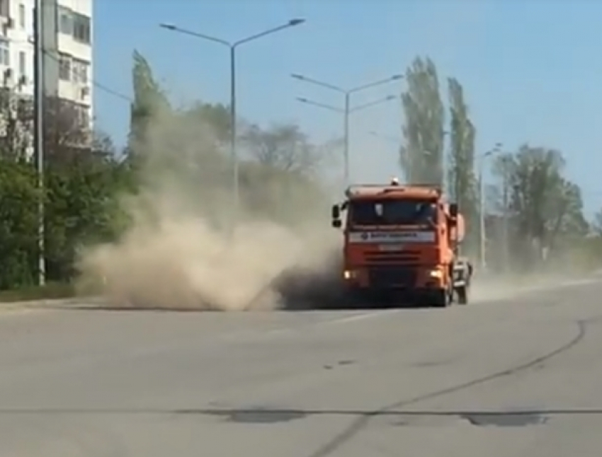 Огромные клубы пыли окутали квартал В-9 во время уборки дорог Волгодонска