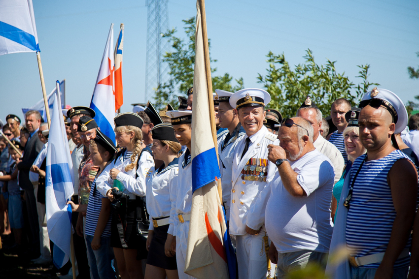 Празднование Дня военно-морского флота началось в Волгодонске с открытия памятного камня 