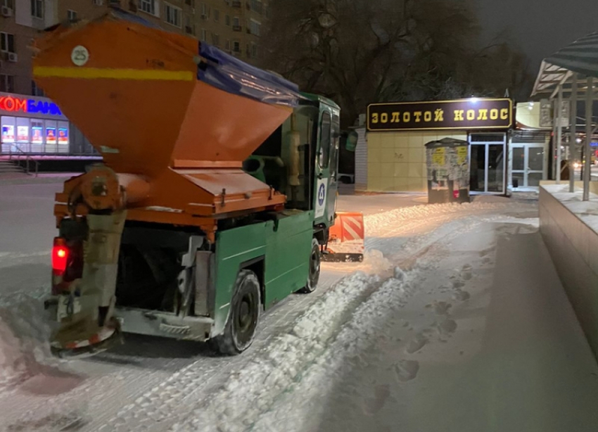При помощи тяжелой техники и вручную Волгодонск борется со снегом