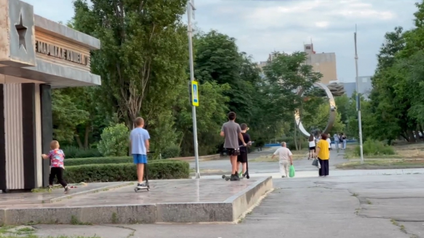Дети устроили площадку для трюков на памятнике Герою Советского Союза в Волгодонске 