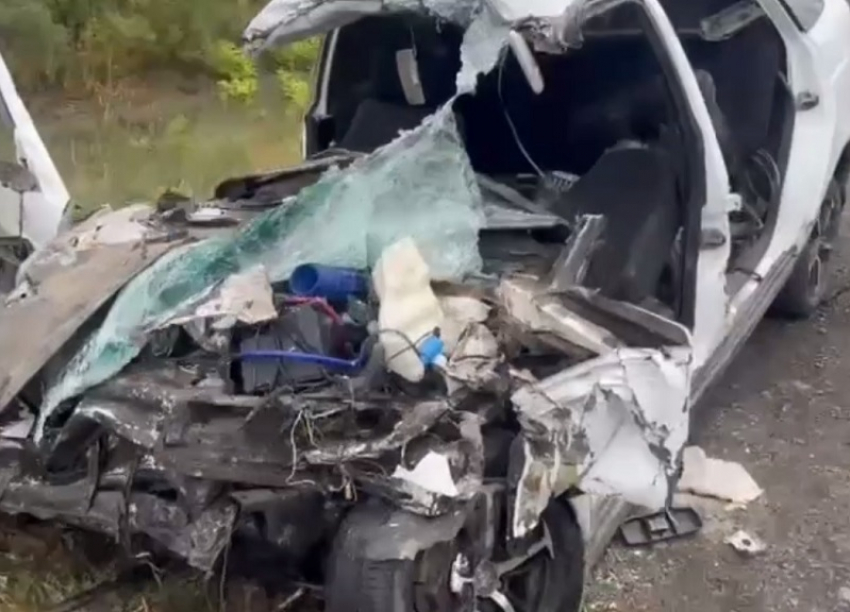 Смерть в тумане: на трассе Шахты  - Цимлянск на большой скорости белая «Приора» врезалась в грузовик 