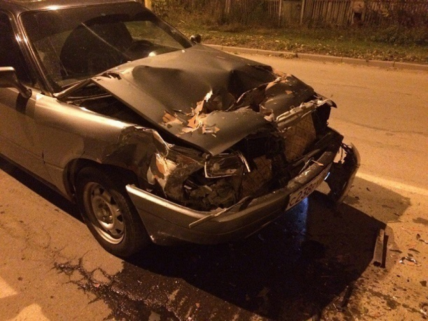 В Волгодонске мужчина разбил «Ауди» об остановившуюся на светофоре «Газель» и спешно покинул место ДТП