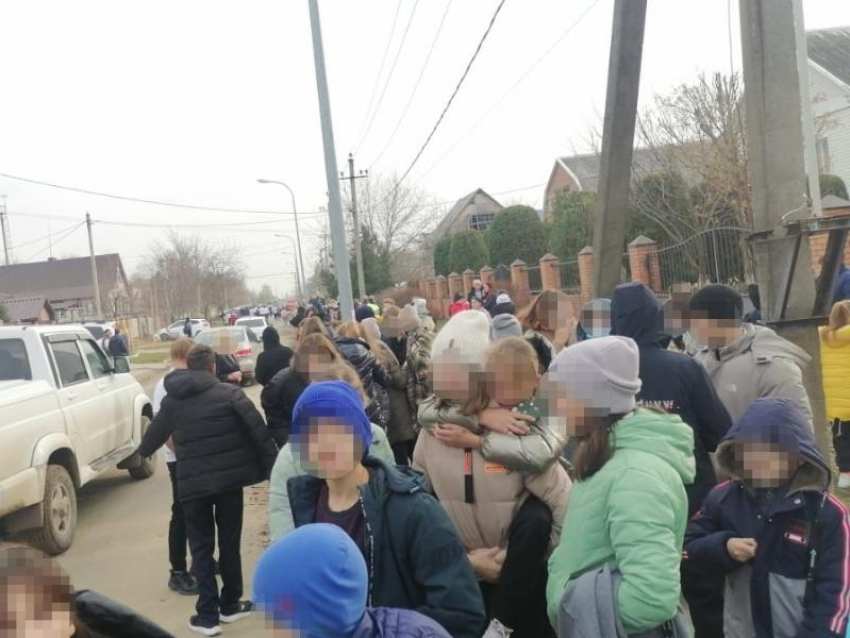 Из-за сообщения о заминировании школы сотни детей в станице Романовской были эвакуированы