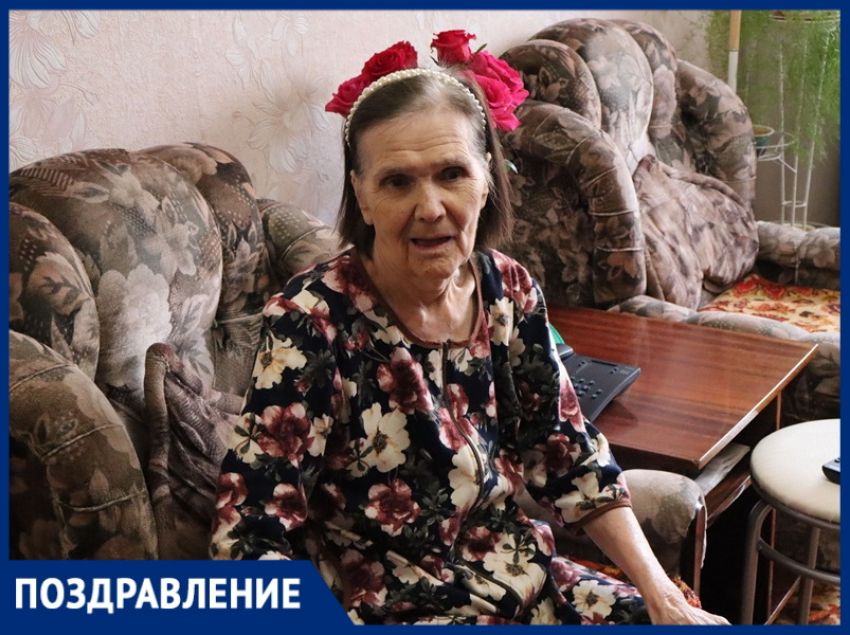 Труженик тыла Зинаида Андреичева отмечает 95 лет 