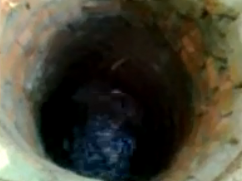 В Волгодонске ничейная вода утекает из ничейной трубы — жители дома на Морской, 56
