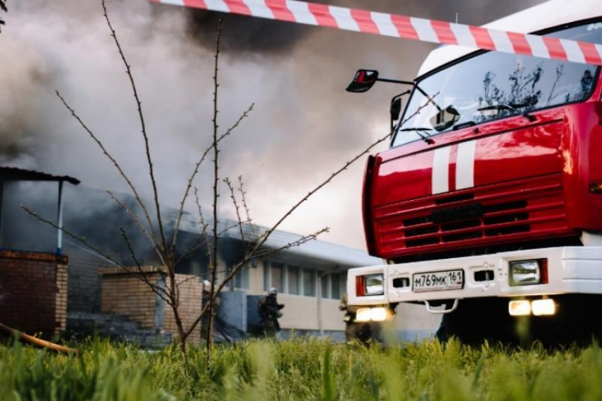 Пять человек тушили загоревшийся частный дом в Волгодонске 
