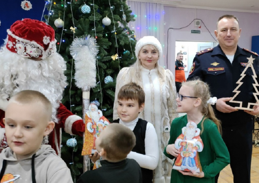 В Волгодонске Дед Мороз из полиции принес детям сладости