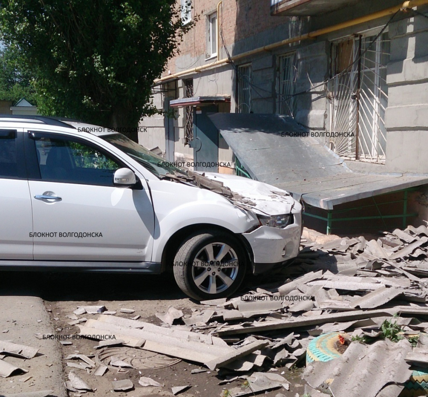 В Волгодонске съехавшая крыша на улице Горького повредила припаркованный у дома автомобиль 