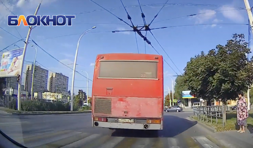 Водитель пассажирского автобуса свернул с маршрута и проехал на «красный» в Волгодонске