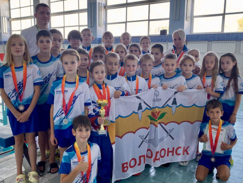Юные пловцы из Волгодонска завоевали множество наград на областных соревнованиях «Золотая рыбка» в Азове