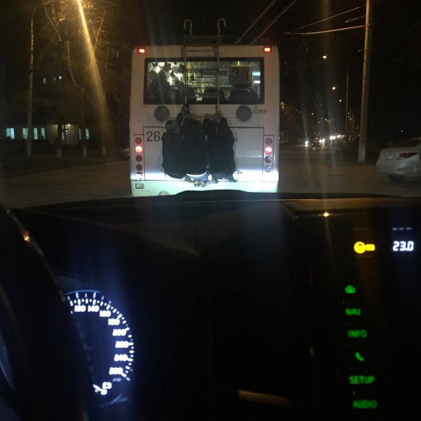 В Волгодонске школьники цепляются за троллейбус и катаются по городу