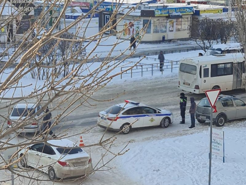 Пешеход попал под колеса маршрутного автобуса в Волгодонске 