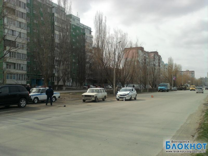 В Волгодонске на улице Кошевого две легковушки не поделили дорогу