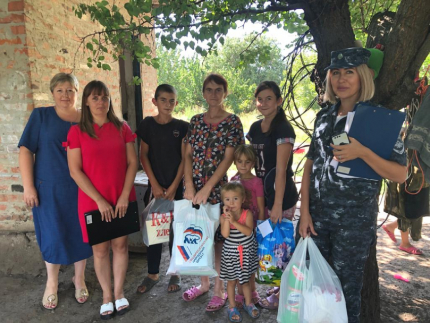 Волгодонские полицейские подарили детям из малоимущих семей школьные принадлежности