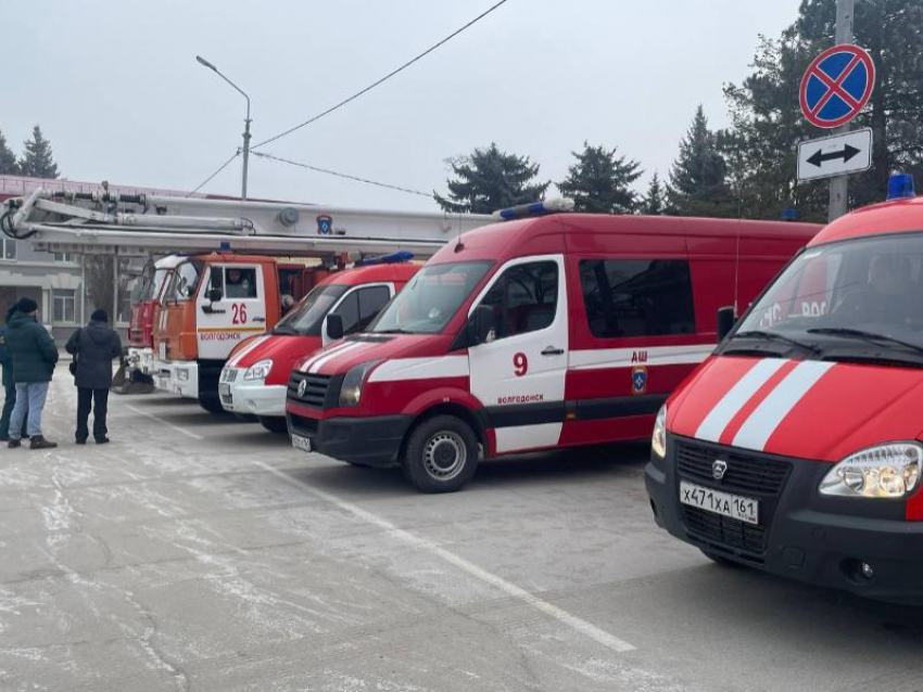 Волгодонские спасатели устроили зрелищный показ своей техники на площади Ленина