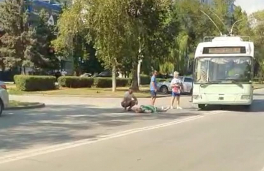 Женщину сбил троллейбус на Энтузиастов в Волгодонске: она в тяжелом состоянии