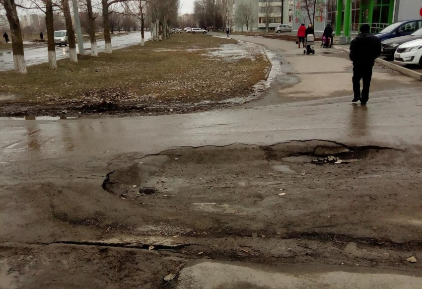 На глазах проваливается дорога, ведущая к диализному центру в Волгодонске 