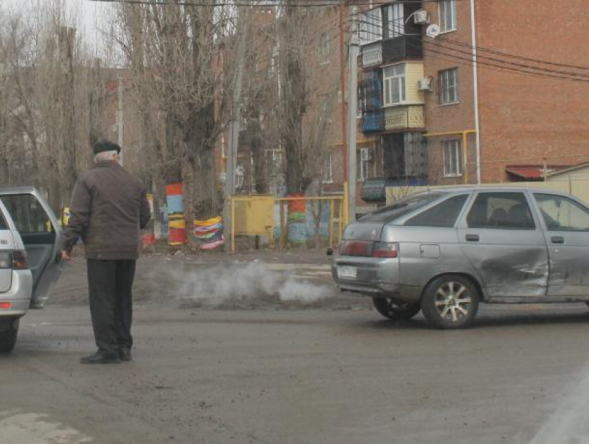 Два серебристых «ВАЗа» не поделили дорогу на светофоре в Волгодонске
