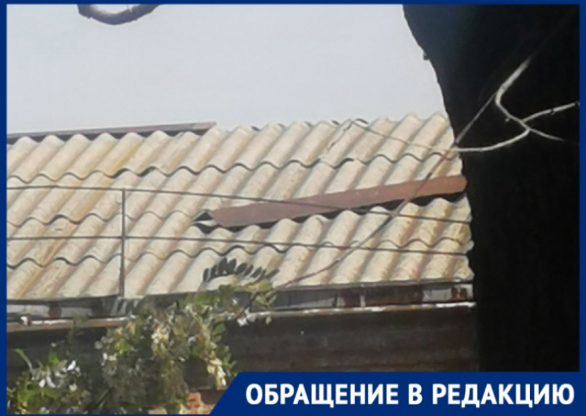 Волгодончанка призывает коммунальщиков убрать опасную железную конструкцию с крыши жилого дома 