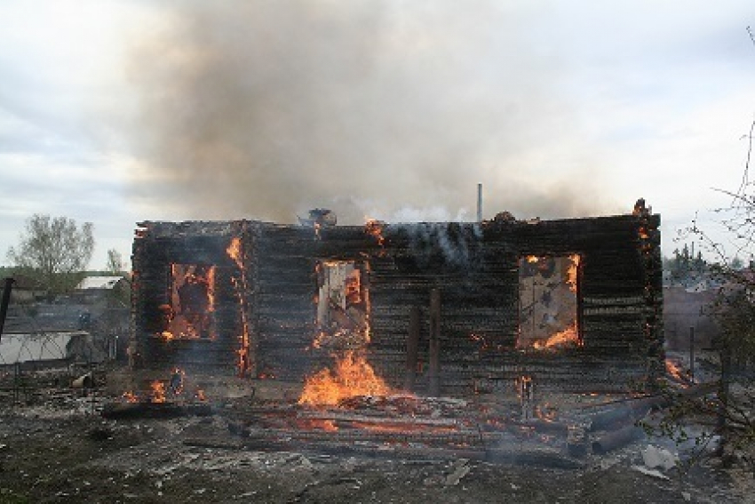 В Мартыновском районе сгорела летняя кухня
