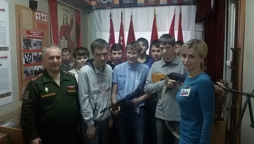 В Волгодонске школьники подержали пулемет и автомат во время экскурсии в военкомат