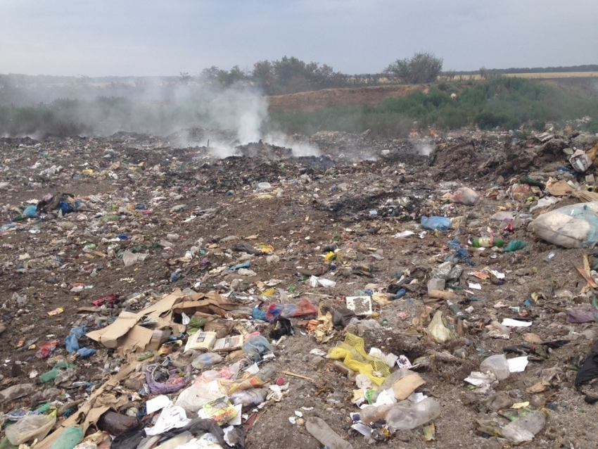 В Волгодонске пожар с полигона твердых бытовых отходов перекинулся на сельскохозяйственные угодия (ВИДЕО)