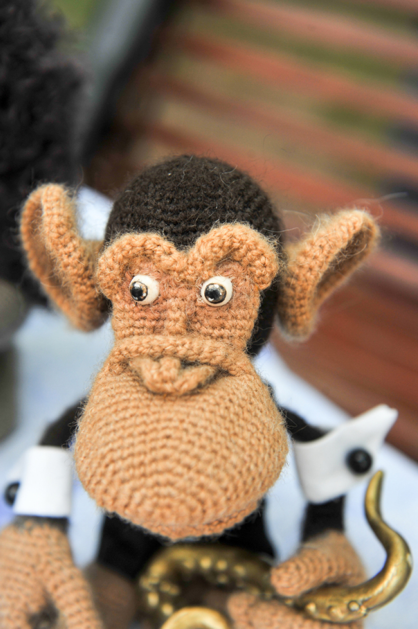 Обезьяна-саксофонист vs розовый единорог: в Волгодонске выбирают лучшую вязаную вещь