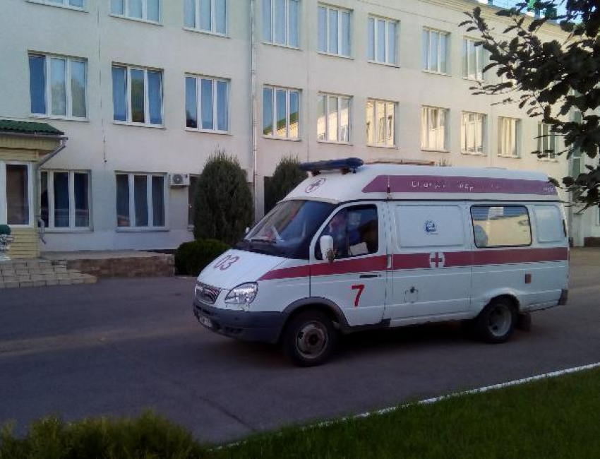При эвакуации детей в ходе пожара в Школе-интернате №2 Волгодонска пострадала одна из сотрудниц 
