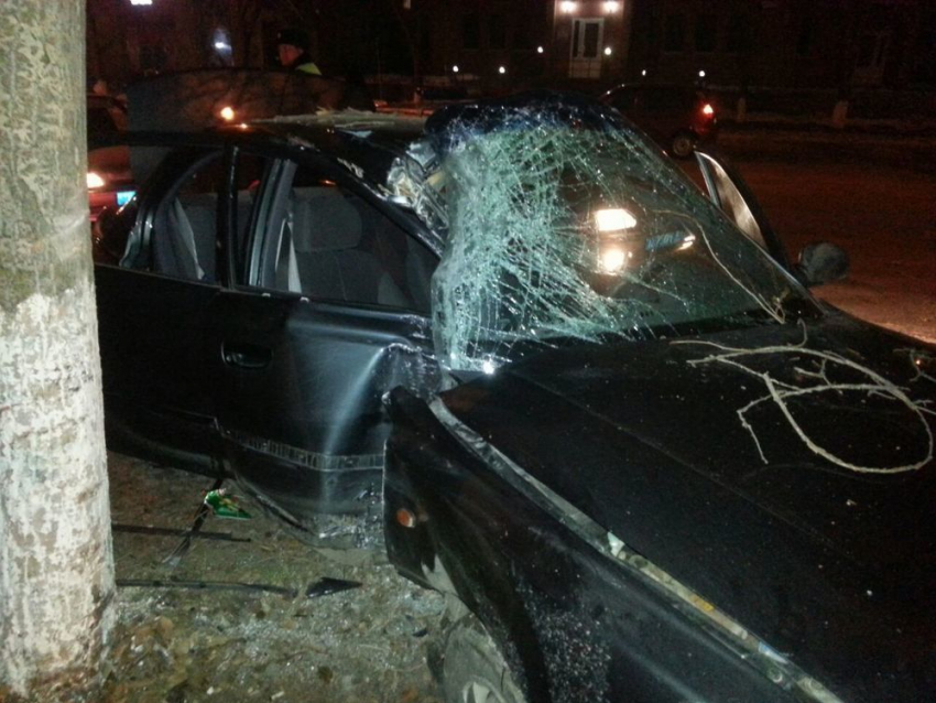 В Волгодонске на Энтузиастов «Акцент» врезался в дерево - машина превратилась в груду металла