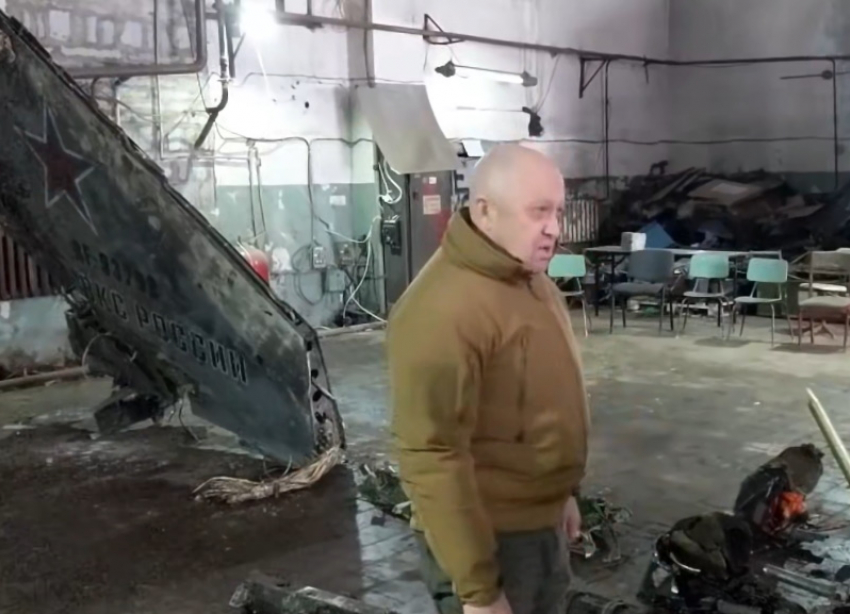 Евгений Пригожин показал обломки самолета, на котором летчик из Волгодонска протаранил украинскую бронетехнику