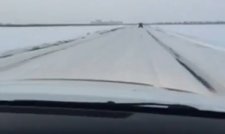 Из-за снежного наката автодорога Элиста-Зимовники стала очень опасной
