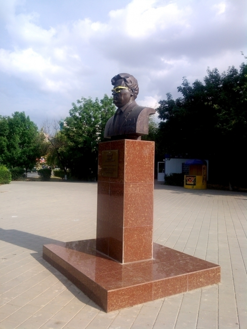 В Волгодонске неизвестные вандалы «осовременили» памятник в сквере возле «Мирного атома»