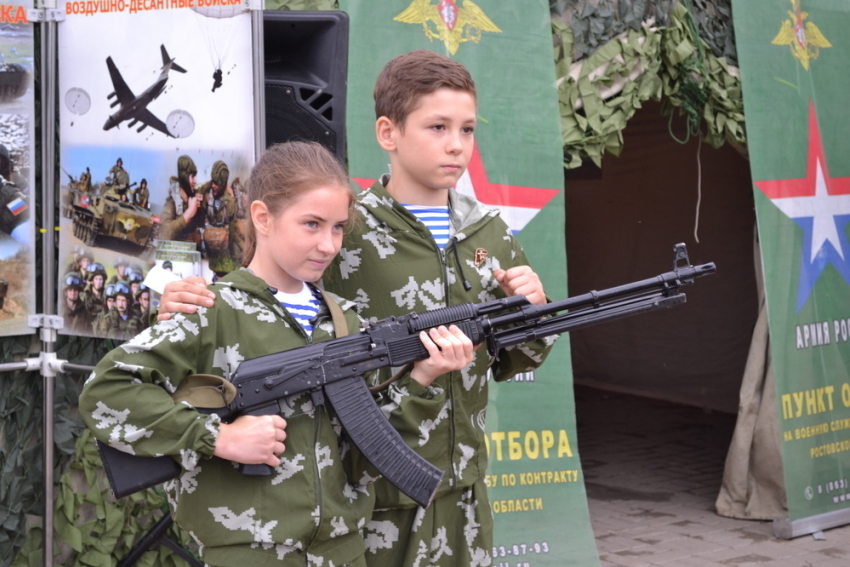 В День молодежи юнармейцы показали навыки в сборке и разборки АК-74 в Волгодонске 