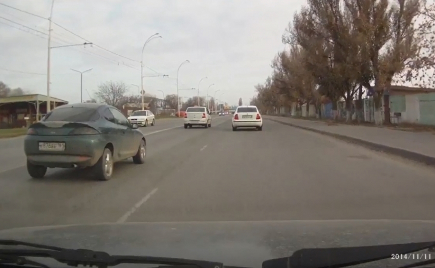 Как происходят ДТП в Волгодонске - видеорегистратор одного из водителей заснял опасный маневр иномарки
