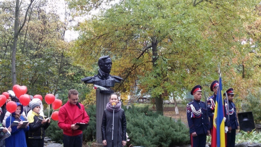 В Волгодонске холодный дождь не помешал массовому чтению стихов Лермонтова у памятника поэту